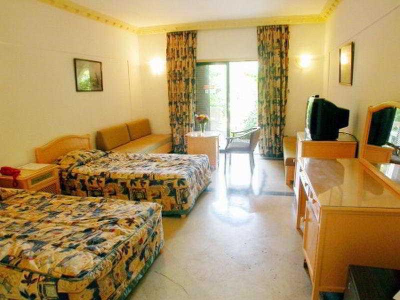 Celebrity Hotel Lapithos  Exterior photo